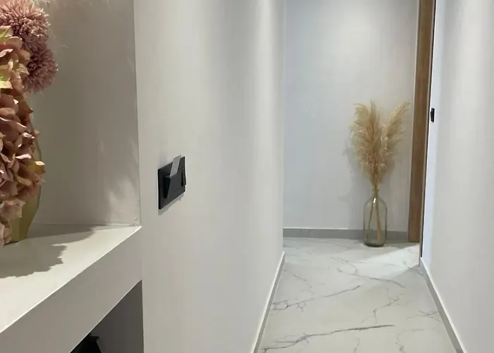 فندق Centerline Prestige ثيرا